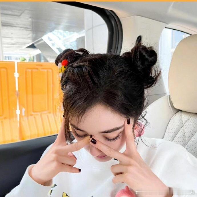 杨幂还是放不下她那破剪刀手• 杨幂十几年如一日，拍照必比剪刀手，从街拍、活动到红