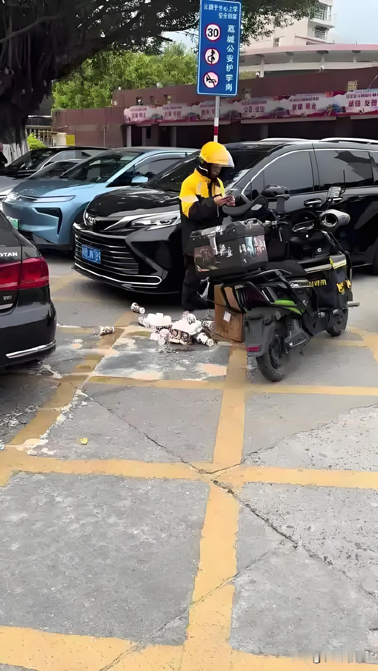 在福建莆田，一名外卖小哥不小心打翻了32杯奶茶，他懵了，但没跑。他打电话给顾客道