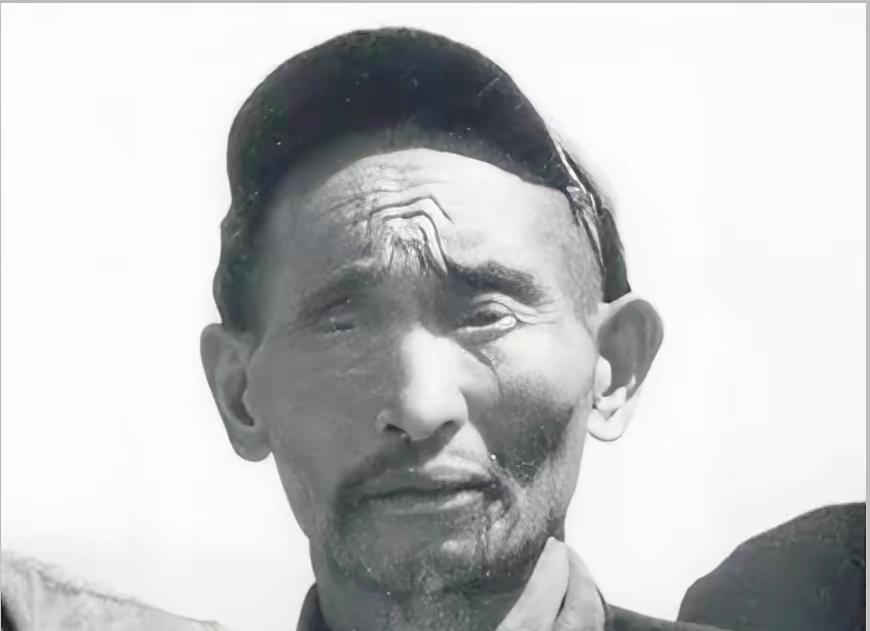 1952年，解放军在大凉山抓到一个独眼土匪，审讯后军区首长震惊：这不就是17年前