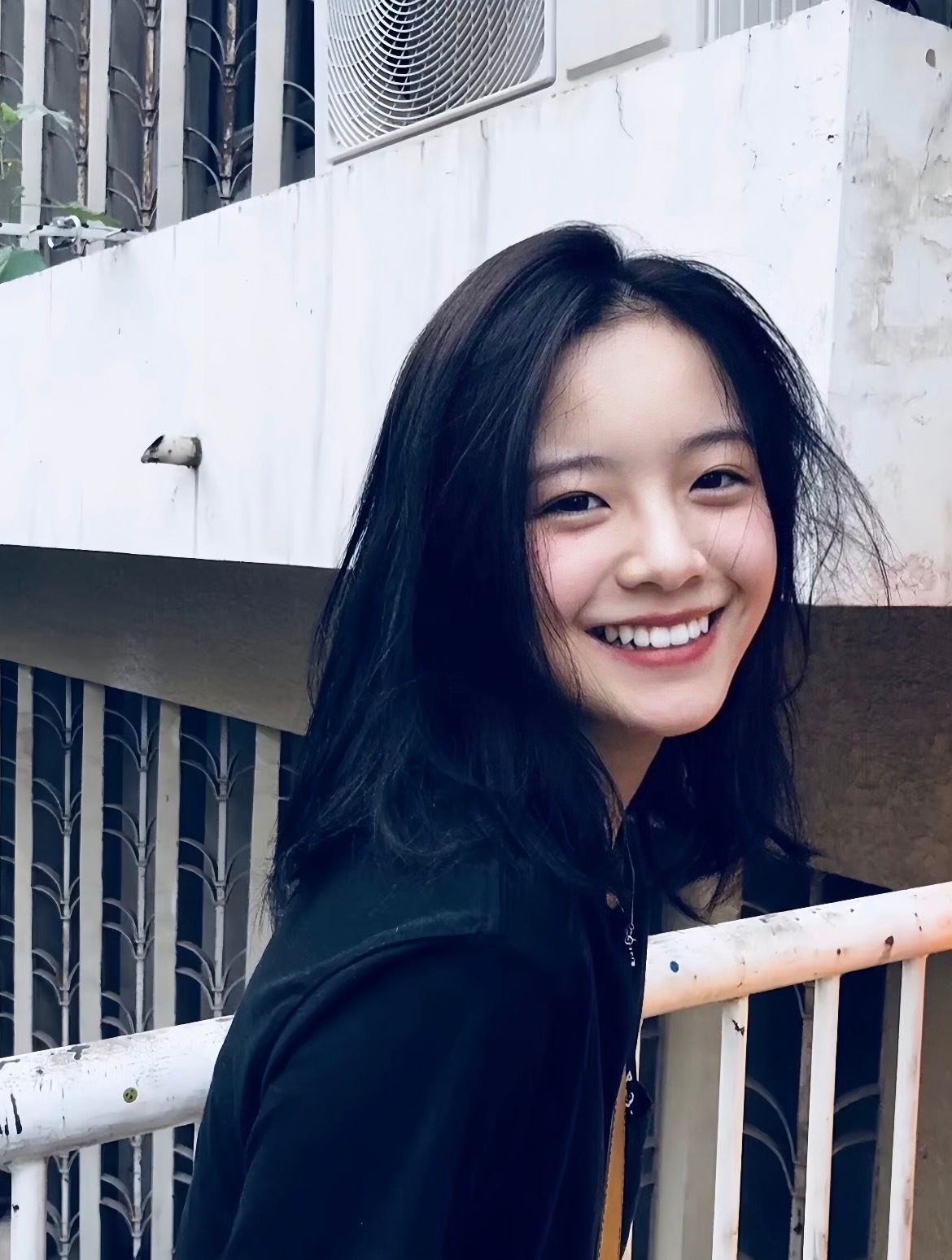 李庚希的下排牙为什么要盯着李庚希的牙齿看啊.....李庚希笑起来基本上都只露上排