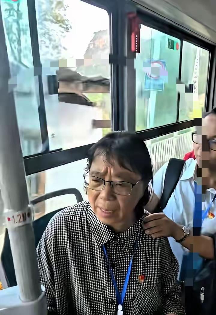 张桂梅女高今年又全员上岸了。150个山里姑娘，一个不落，全考上了。查分那天，张桂