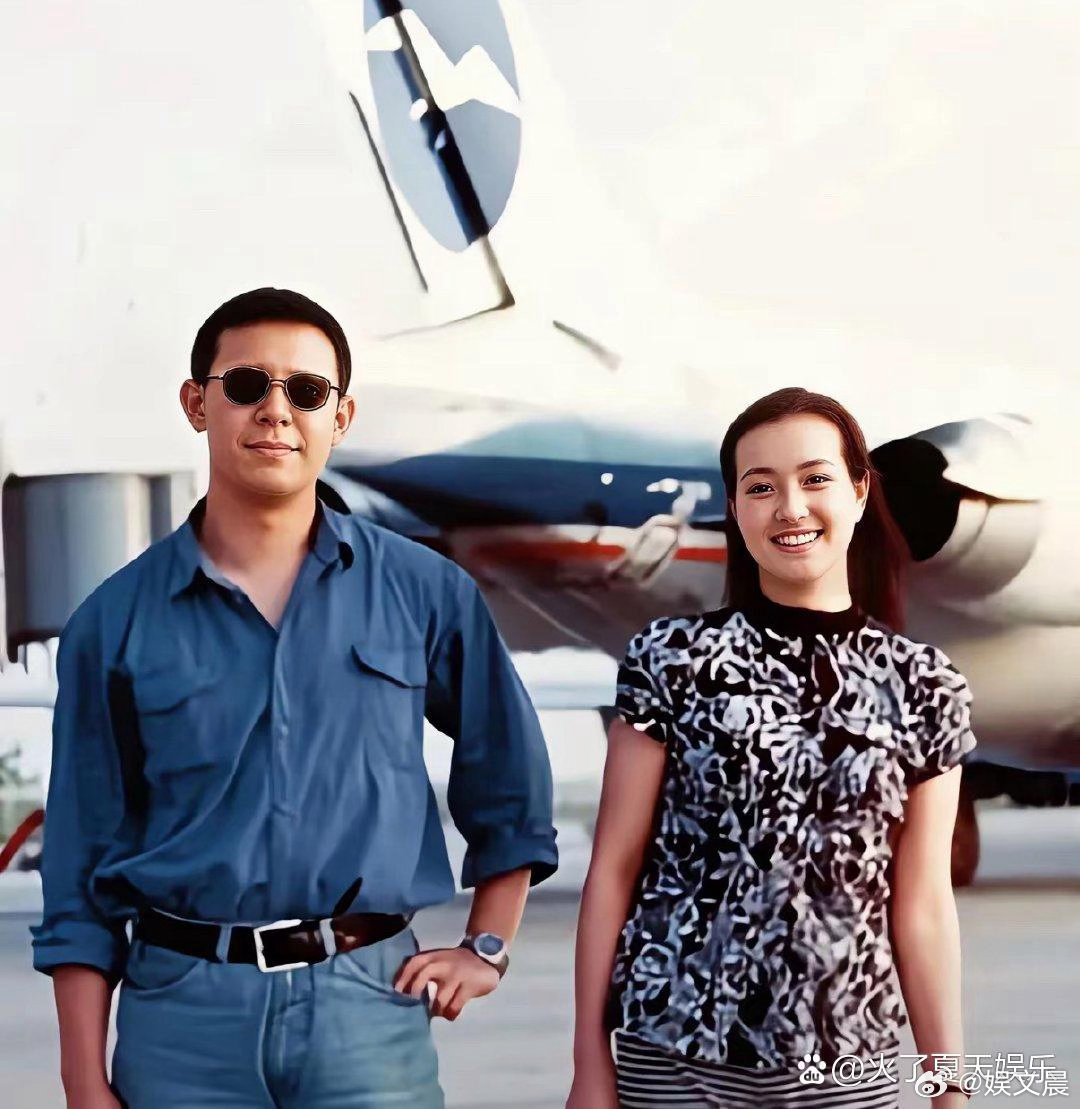 1991年老照片，姜文与刘晓庆在法国拍下这张居家合影，记录二人当年海外悠闲日常。