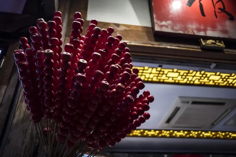 当衢州鸭头“镶”上糖壳，卖到30元一串：是创意惊喜，还是价格刺客？

     