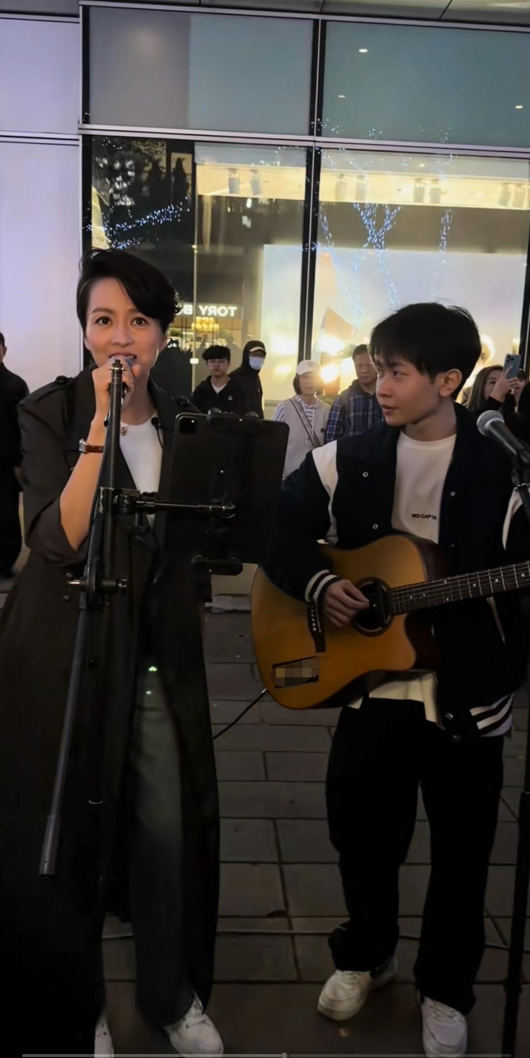 梁咏琪，从小看到大的明星，我老了，你还是原来的样子。