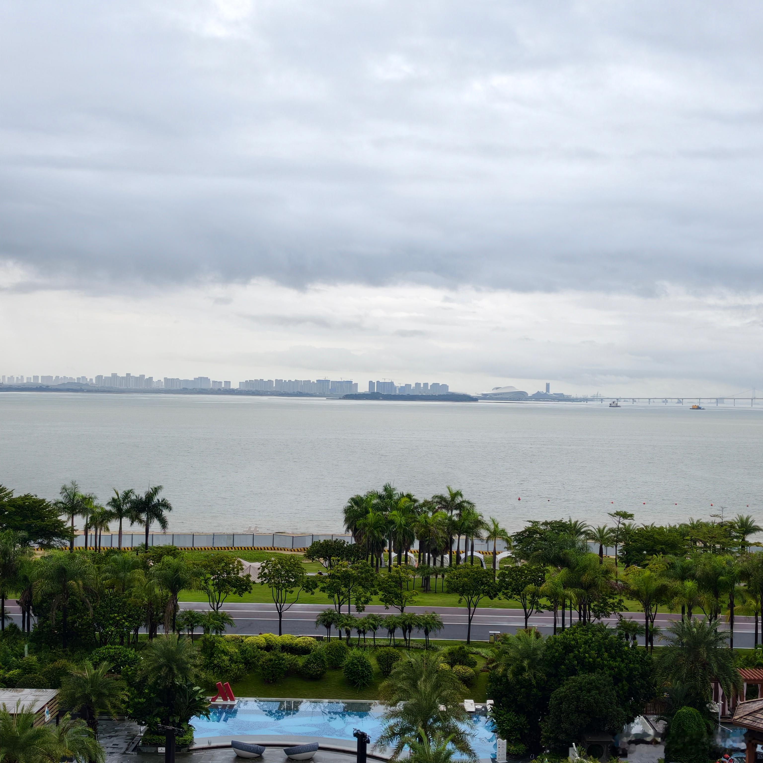 早安厦门，这次住的楼下就是大海沙滩可惜下雨没法去逛逛，有点可惜了[awsl]  