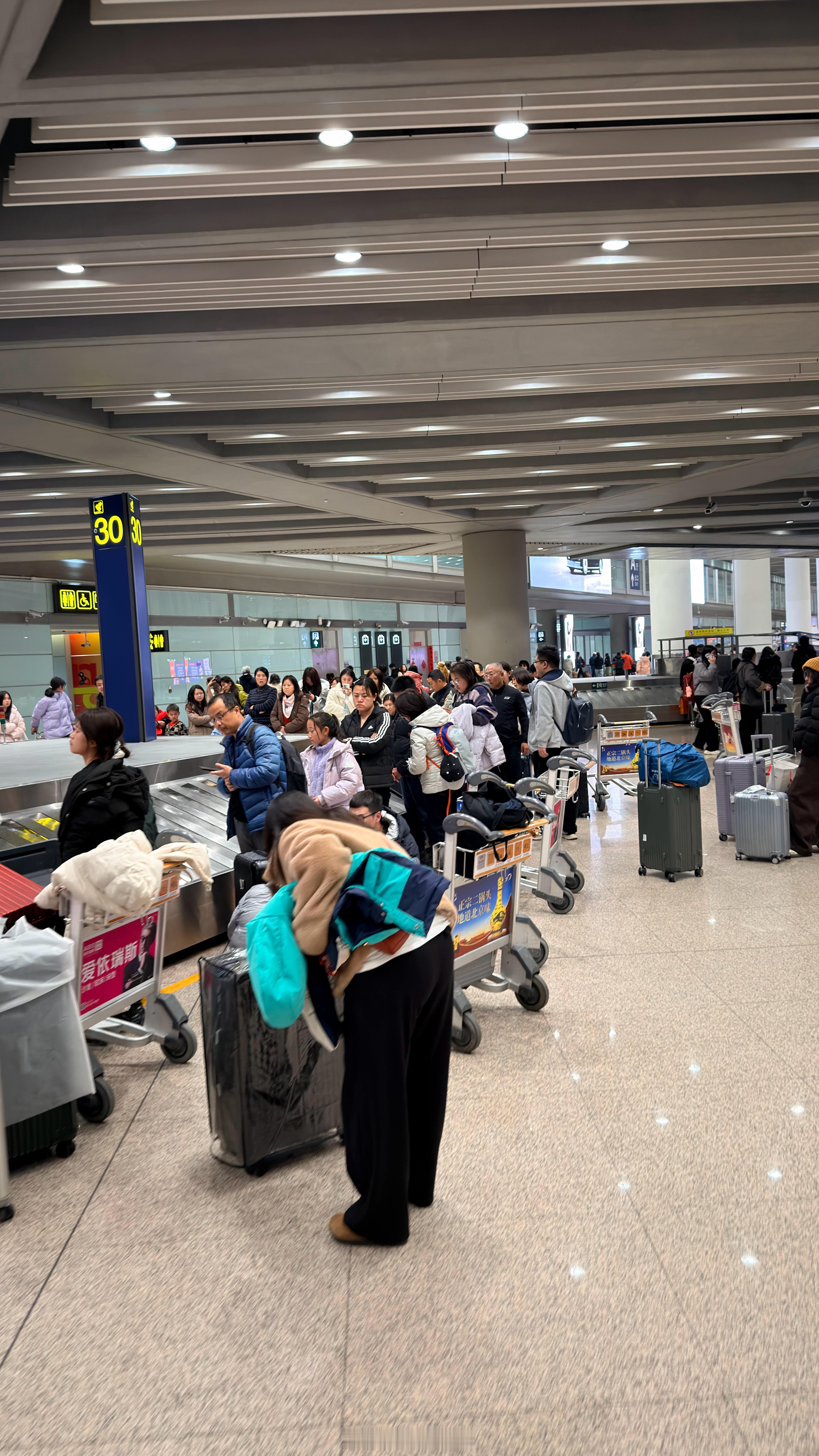 首都T3等一个多小时托运行李，也是服了！罚站罚累了！ 