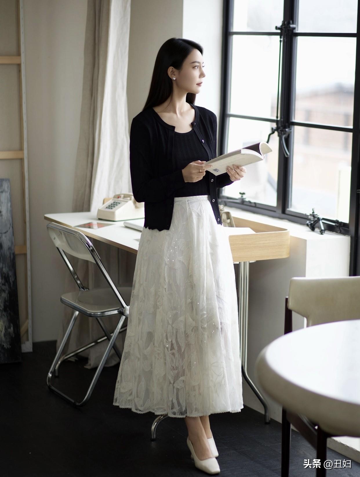 什么是知性女人的魅力?知性女人的魅力才是真正经得起时间考验的。
知性女人脑袋里有