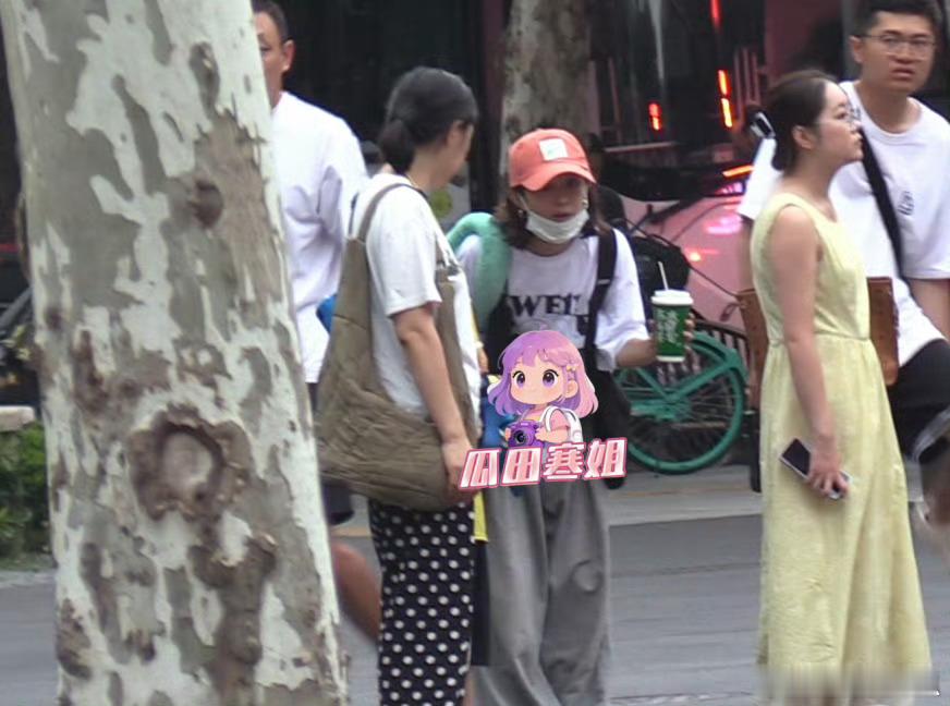 赵丽颖弯腰听想想讲话一开始还以为是什么公开的活动，结果是私人行程，少关注明星的私