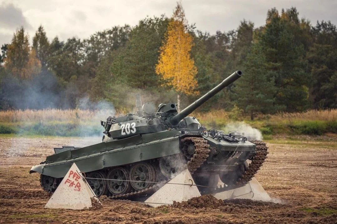 飞扬军事 拉脱维亚陆军T-55AM2B坦克开展反坦克路障测试。该型坦克由拉脱维亚