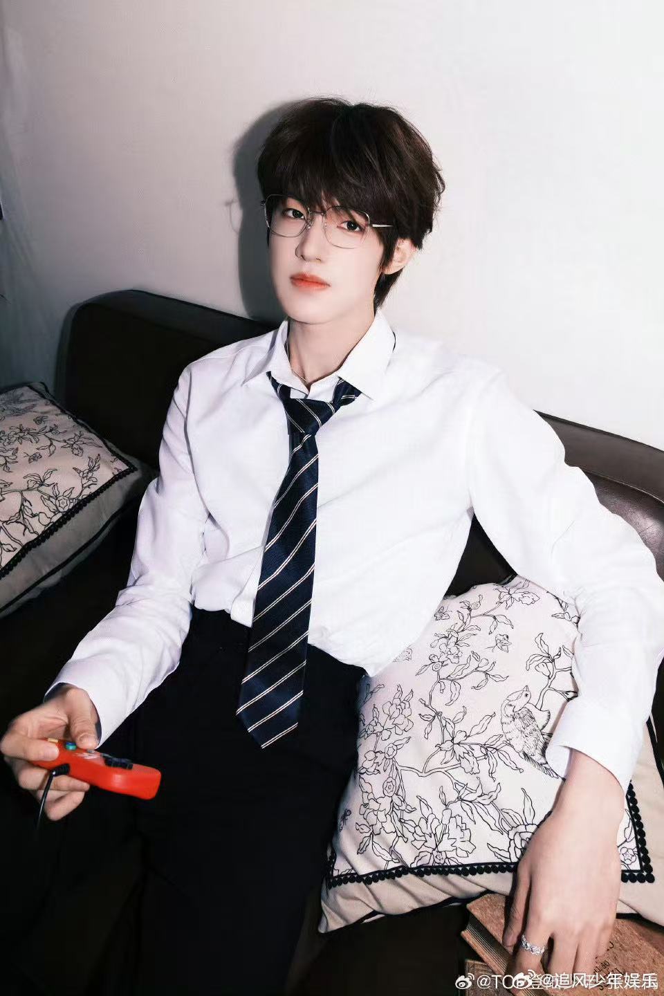 张泽禹舞狮路透 张泽禹舞狮路透也太有年味了，古装上身气质瞬间不一样，站在狮头旁边