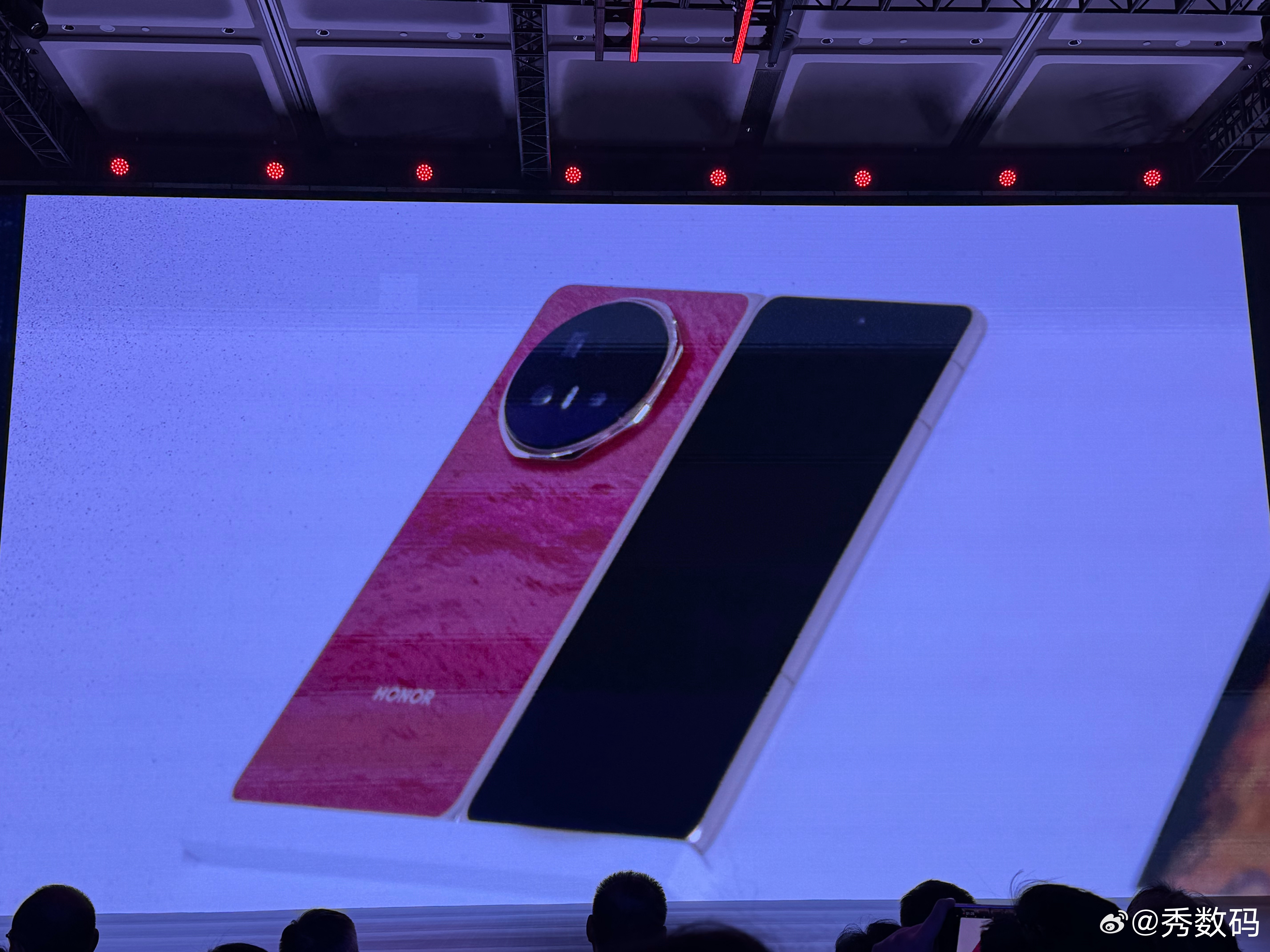 荣耀Magic V6的黑钻屏确实有两把刷子，现场直接用角磨机折磨屏幕，屏幕完好无