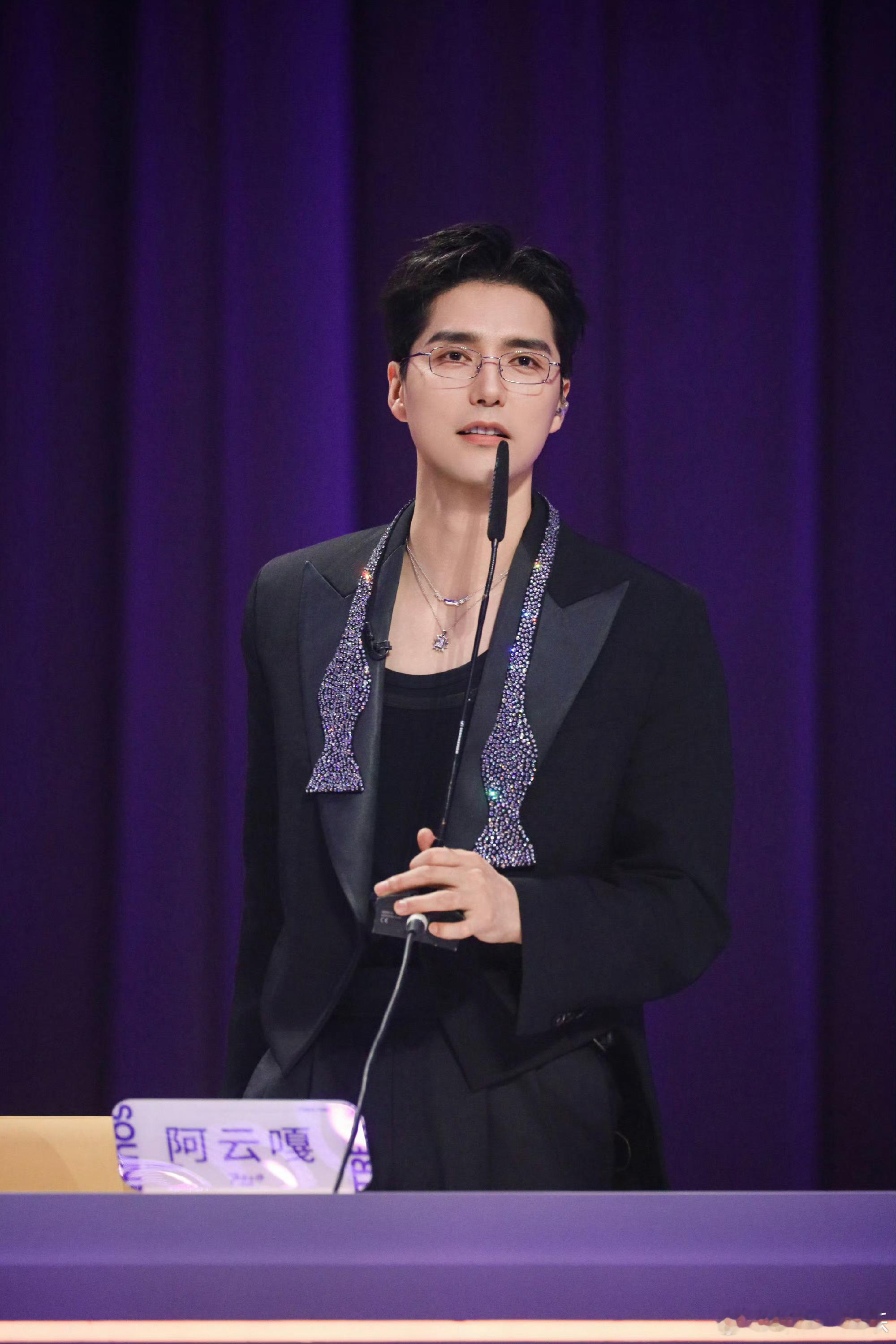 我的评分： 谁不喜欢严慈并济的主理人阿云嘎？把苗梦初打磨成舞台发光体，这份严格太