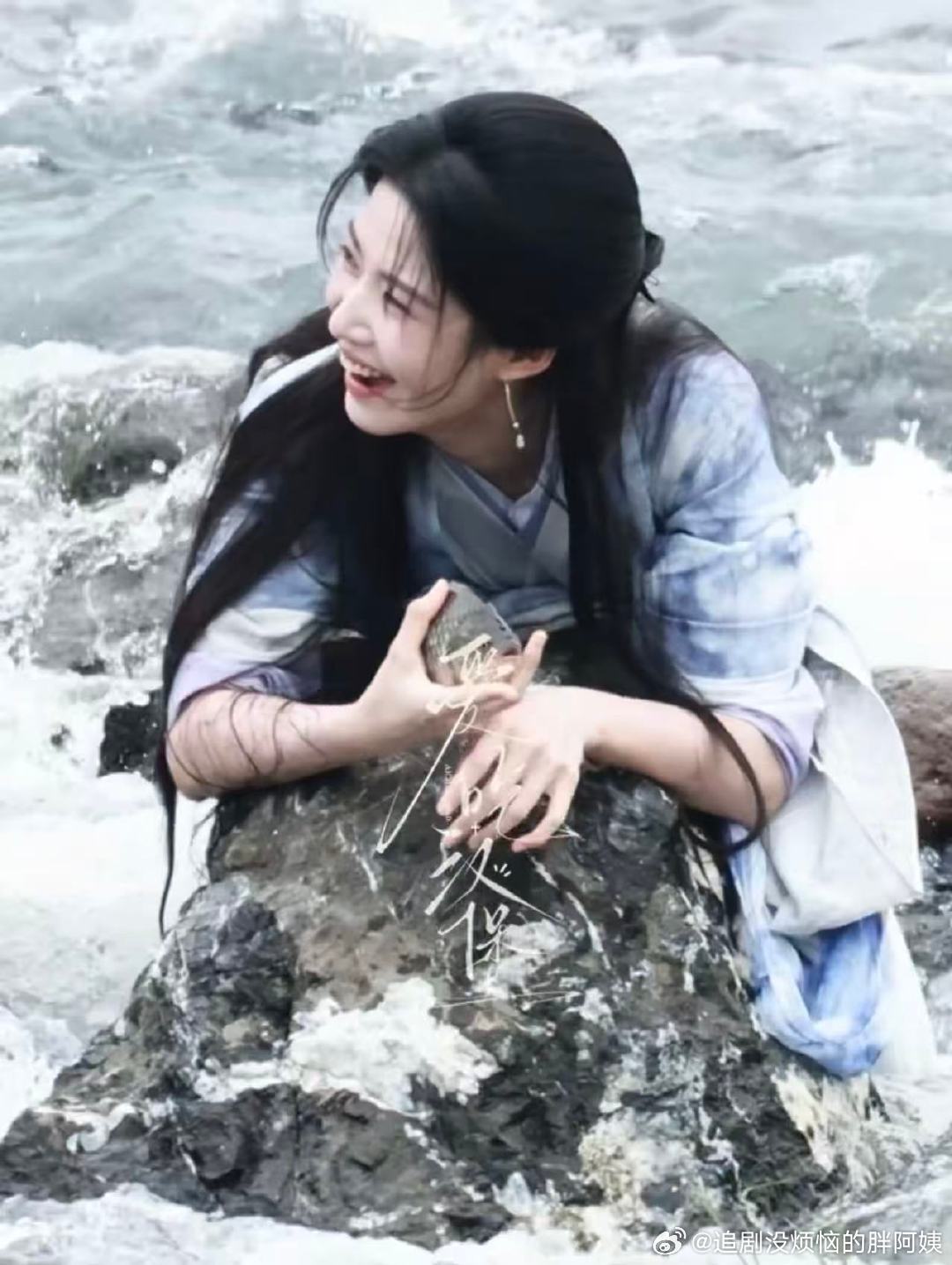 卢昱晓抓鱼卢昱晓抓鱼也这么美！卢昱晓抓鱼也这么美