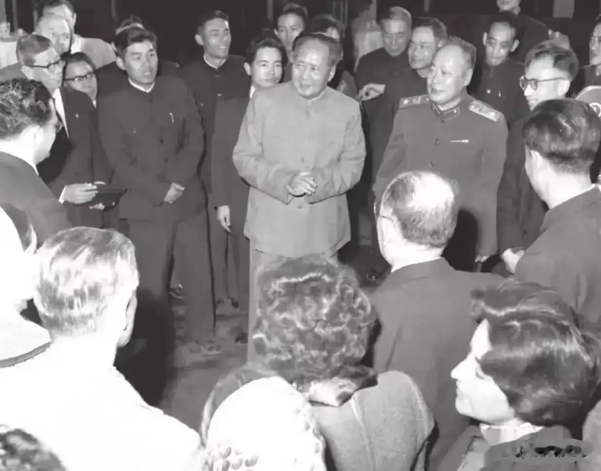 1964年，陈毅陪同毛主席一起接见外宾。

两人长相相似，神态相似，是中国对外的