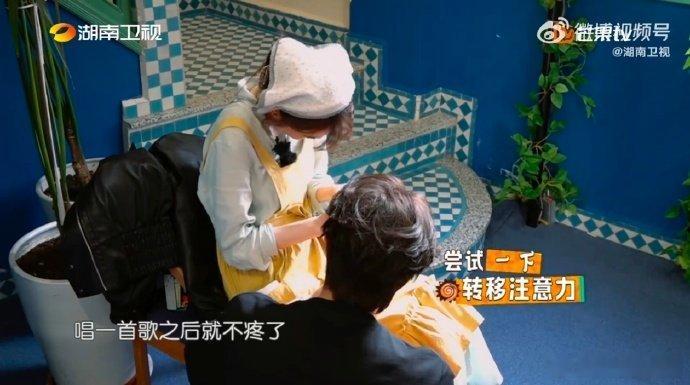  尹浩宇[超话]有这么体贴的尹浩宇进入中餐厅中餐厅中餐厅名场面尹浩宇给姜妍处理伤