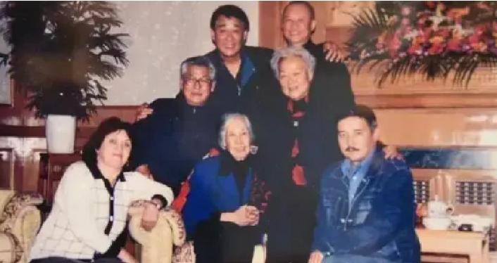1998年，77岁的王光美做了一个特殊安排，她将500美元缝进信件，托人万里迢迢