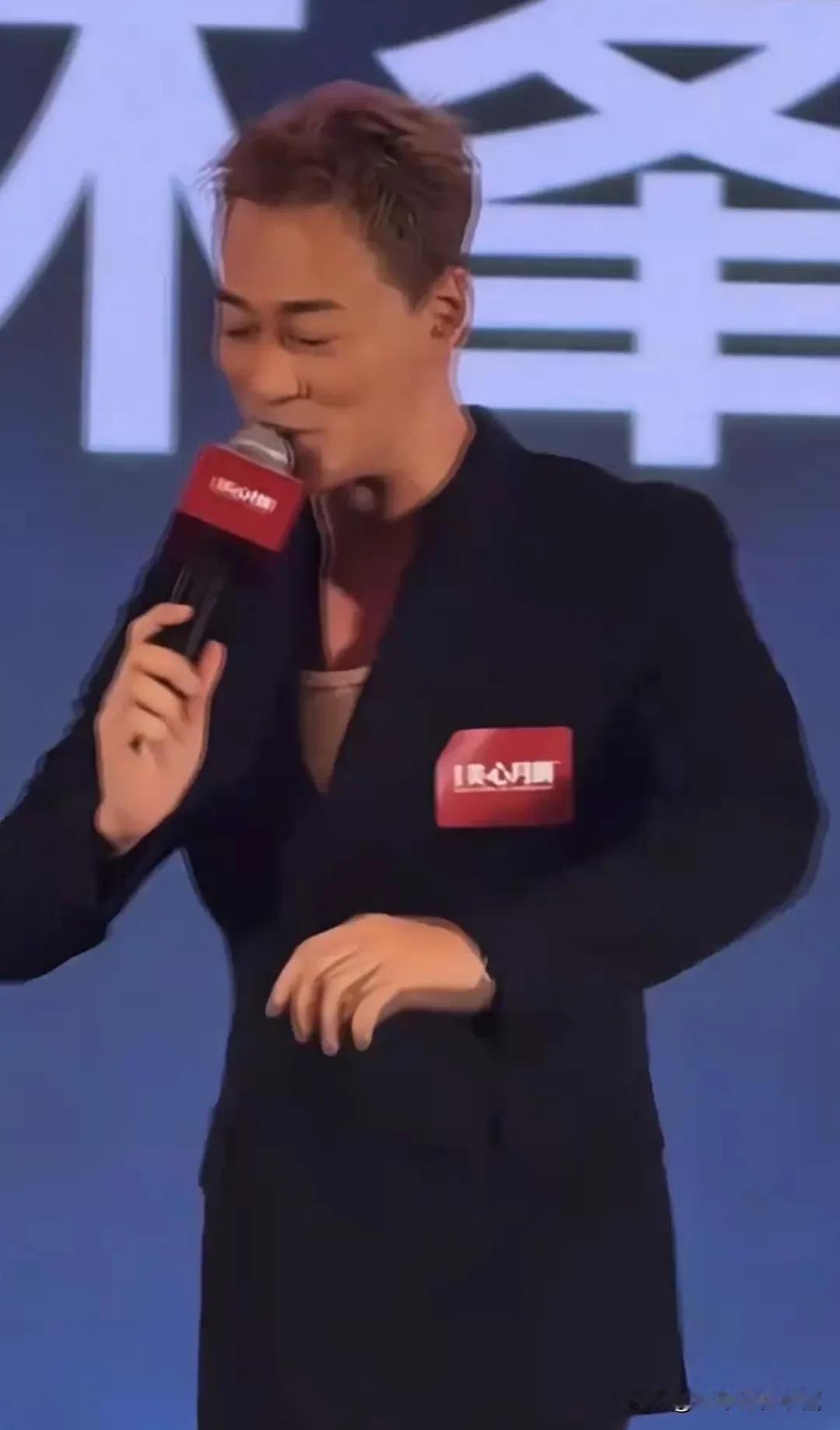 47岁的林峯在上海出席活动现场，一身深蓝色西装外套，内打一件白色背心，微黄的头发