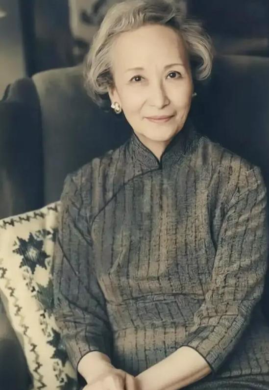 1980年，六十五岁的郑念决定离开上海前往美国。在临行之前，她选择把家里那些历经