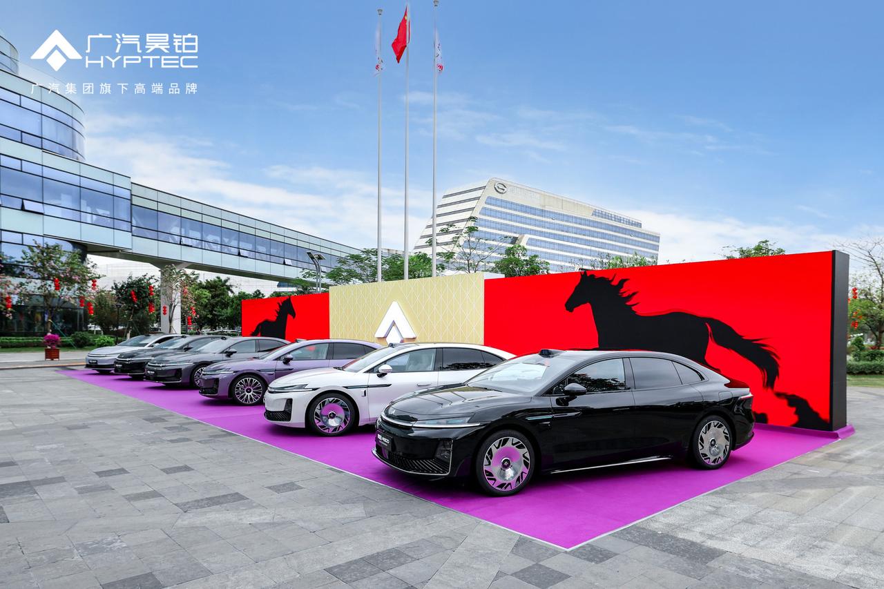 昊铂这下正式成为中国品牌冲高阵营的主力军了！
昊铂新豪华2.0正式启幕，不止给产