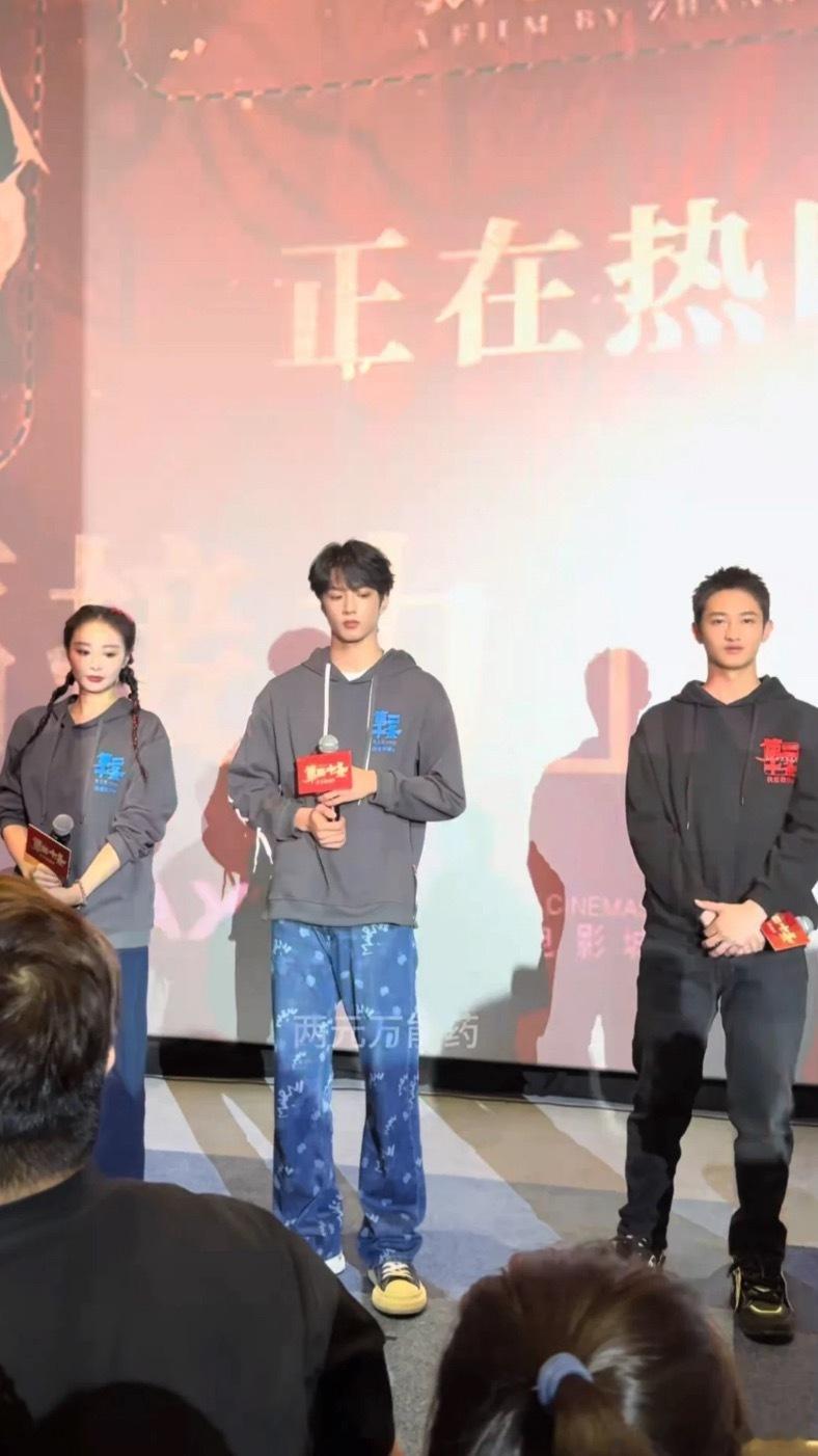 这是人的比例吗？镜头一转吓我一跳，比例完全天赋怪来的，比小头小脸的演员更小...