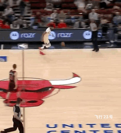字母歌大秀扣篮引发冲突！
雄鹿对阵公牛！
字母歌在公牛主场垃圾时间大秀大风车扣篮
