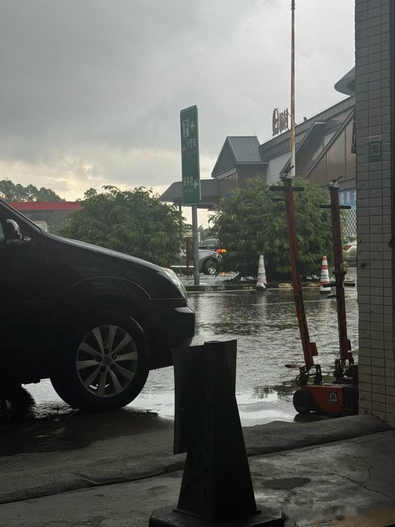 出差路上，发电机出了问题，天降大雨…… 惠州·杨村服务区(广河高速广州方向)