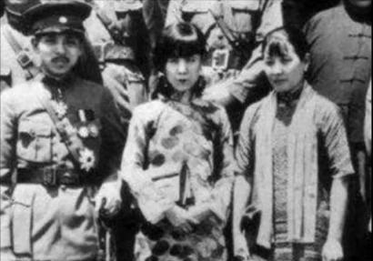 1931年半夜，一个女人偷偷爬上了张学良的床，解开了张学良的衣服，搂着张学良，痛