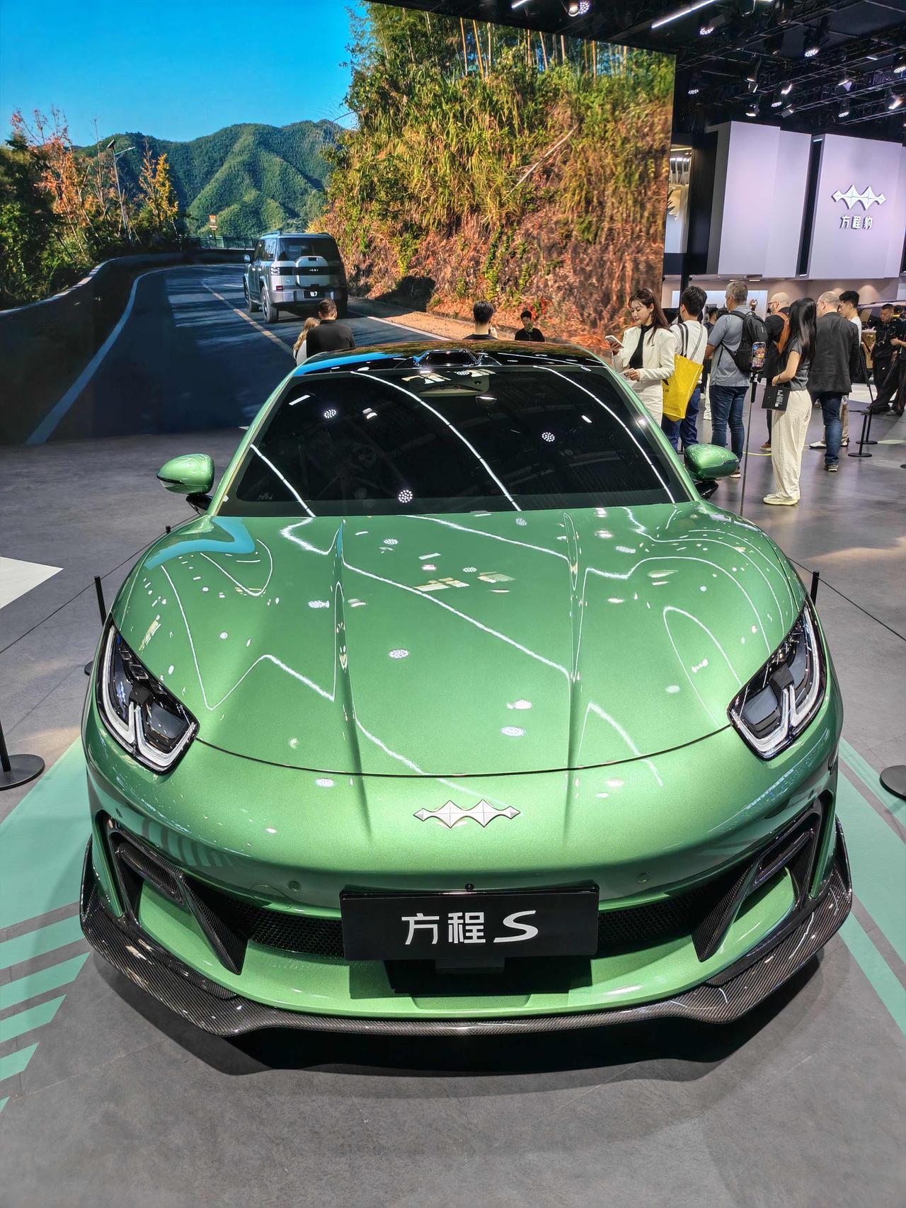 方程豹S实车太帅了，方程豹有这么好看的车，怎么现在才推出来，藏的太好了[淡淡的]