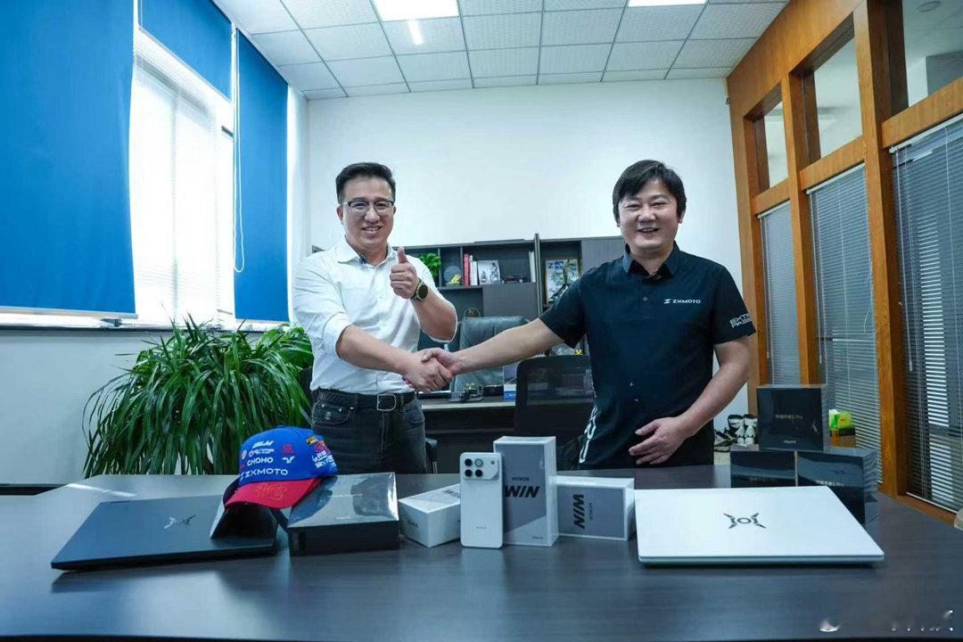 “刚注册账号就搞出这种梦幻联动，荣耀的运营节奏确实够快。两边都是各自领域的极致代