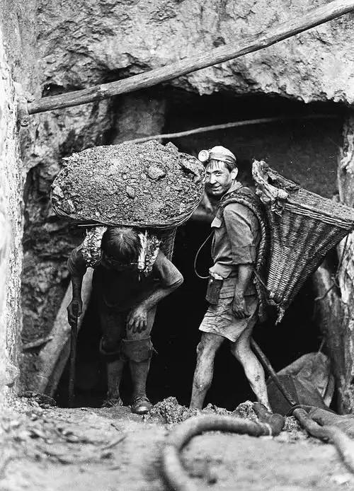 1938年，一名矿工为了救出被捕的哥哥，不顾工友劝阻冲回了家里，跟哥哥合力砍杀了