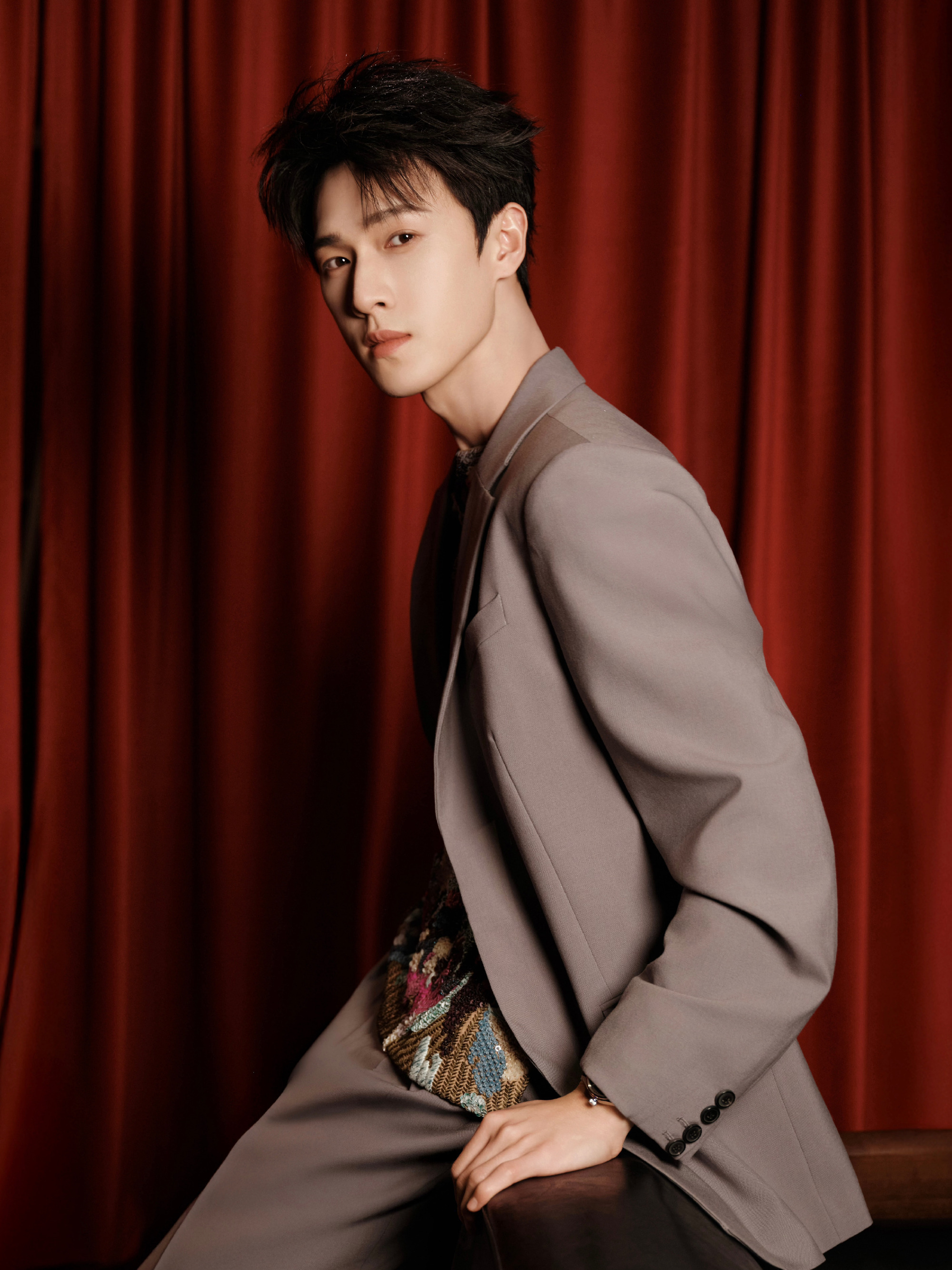 李昀锐跨年夜造型释出，Dries van Noten 2026春夏套装搭配Lon