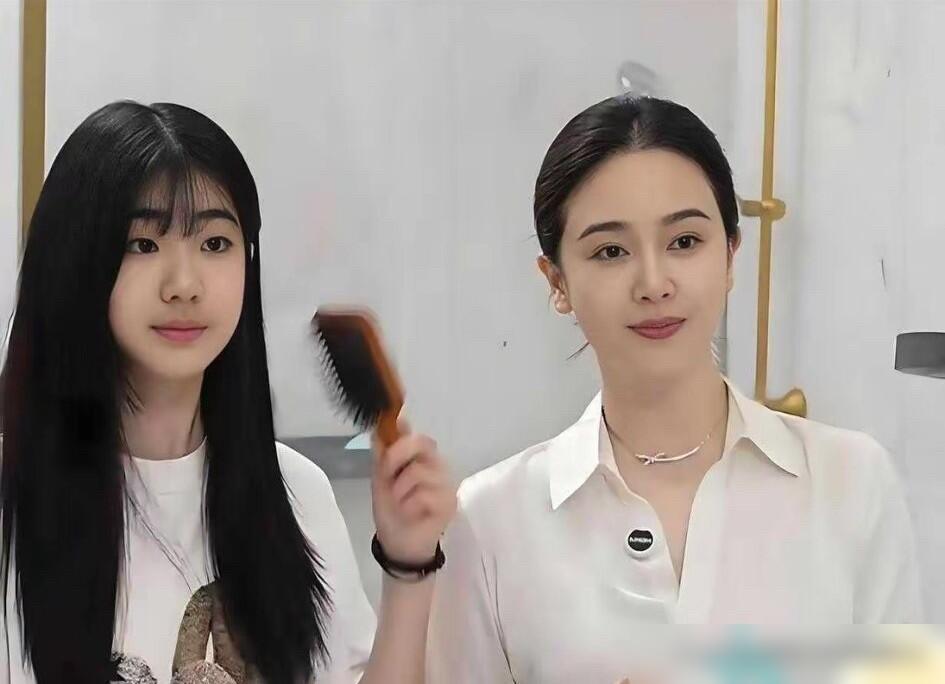 48岁左小青红毯脸僵如蜡像，路边撸串却美到窒息！
 
你以为她在红毯上就一定是冻