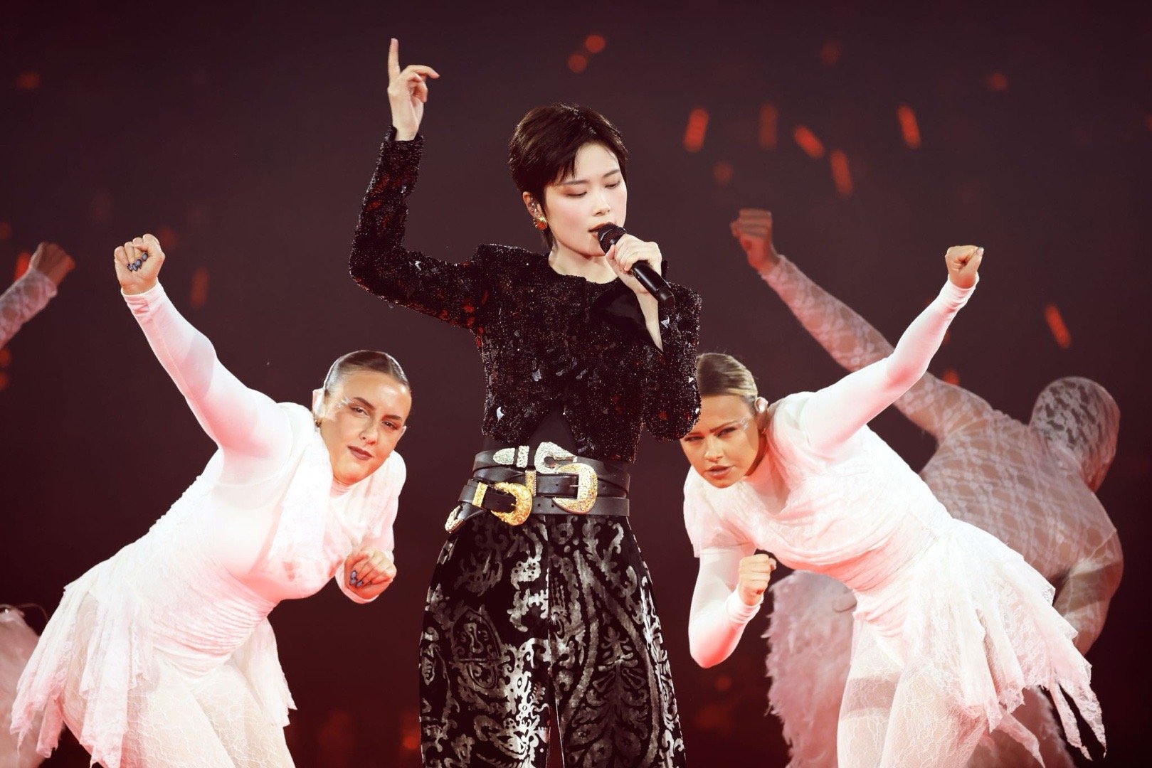 微博之夜官宣李宇春 确认出席2025微博之夜，红毯诠释先锋时尚，舞台演绎独特风格