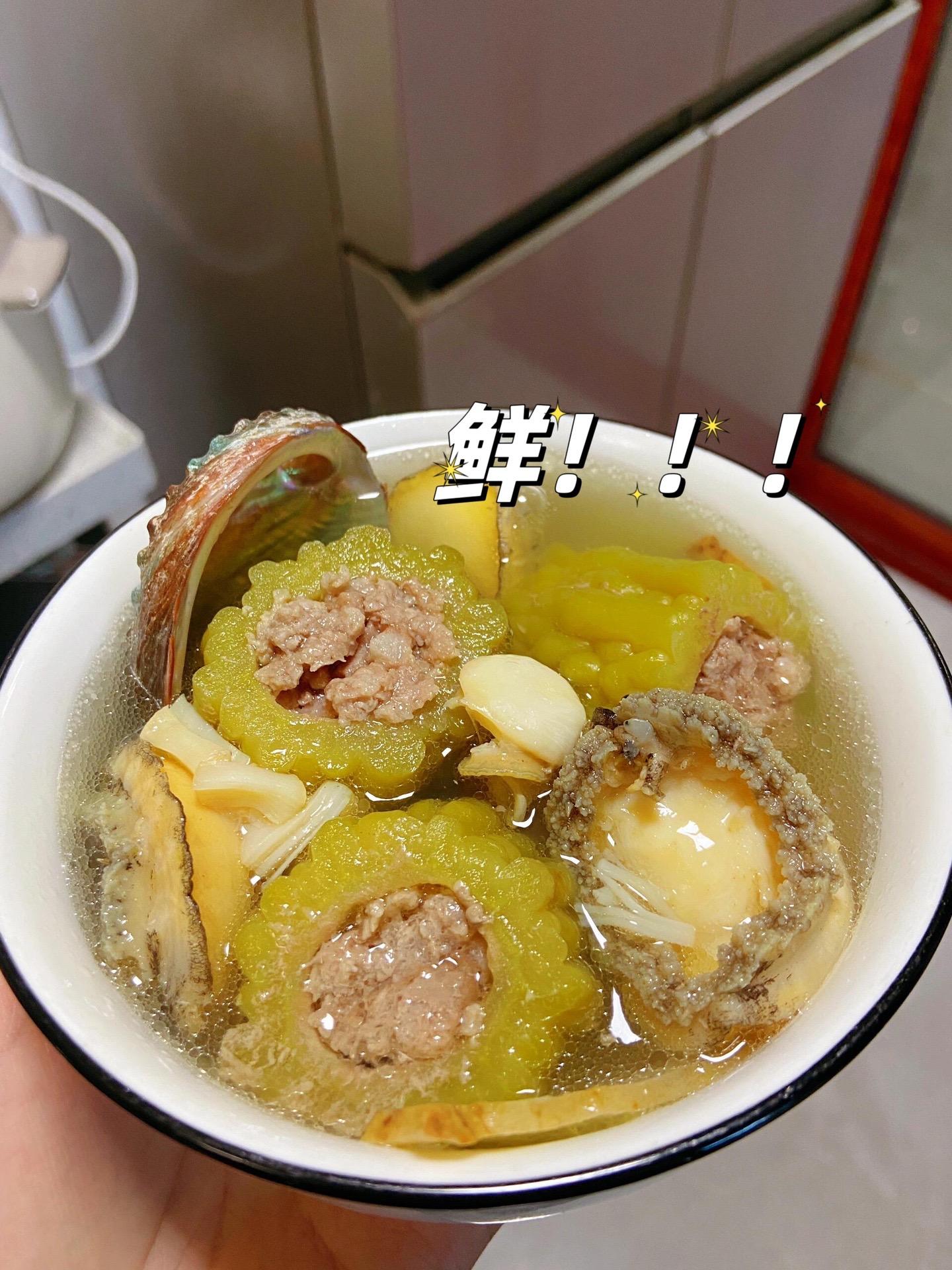 谁懂这碗汤的含金量。酿苦瓜炖鲍鱼，甘甜又鲜美，一点都不苦~
天气越来越热，特别适合煲这个汤
做法
准备：鲜鲍鱼 猪肉末 苦瓜姜片 玉竹 干贝。
1.鲍鱼刷干净黑膜，去内脏，壳也刷干净。
2.肉末加盐 蚝油 生粉 少许油腌一会。
3.苦瓜切段去馕，填入肉馅，然后把所有食材放入炖锅，加热水，炖2小时，加少许盐调味即可。