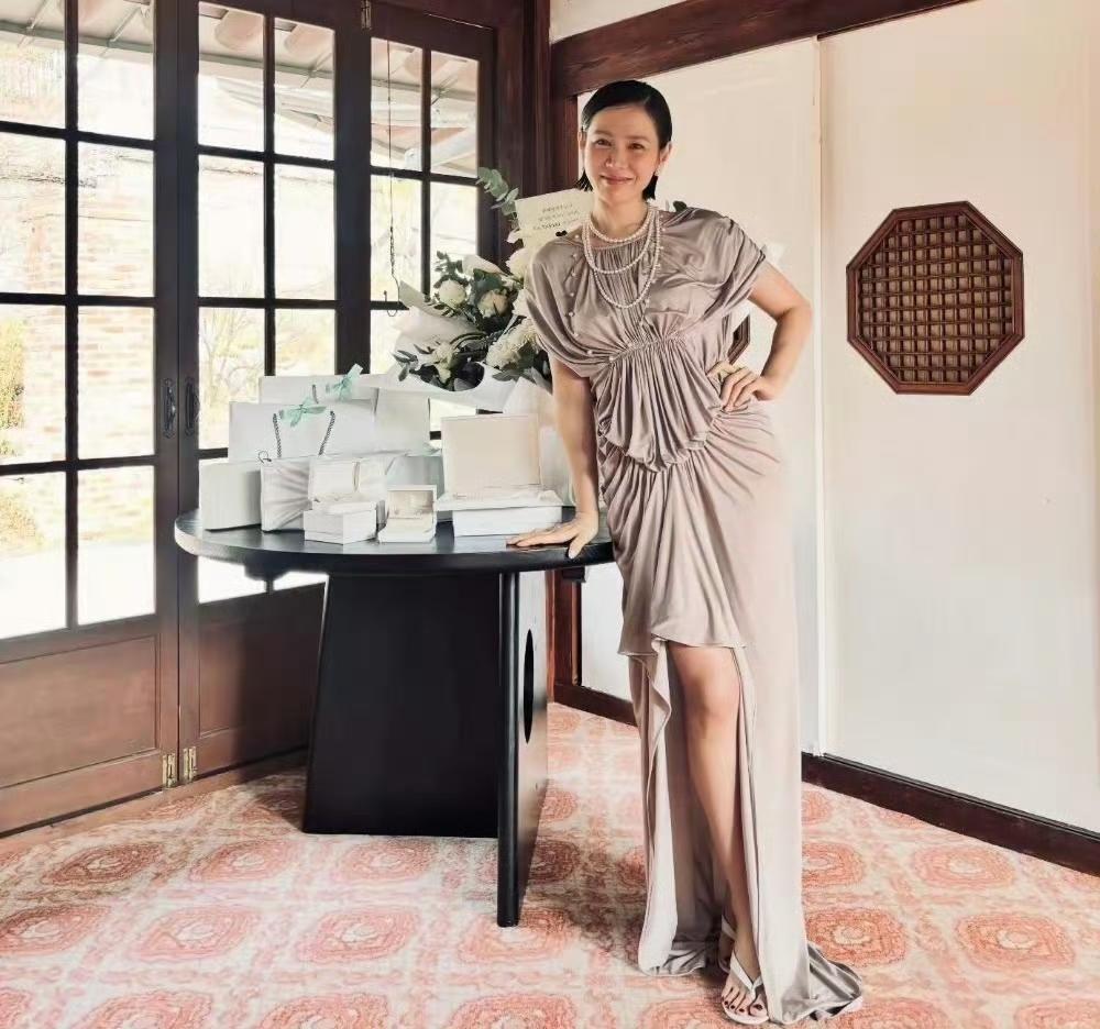 孙艺珍在个人社交平台分享一组全新写真，一袭灰色长裙勾勒出典雅气质，尽显成熟风韵与