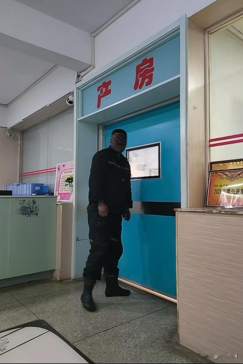 山西阳泉，老婆突然羊水破了要生产，正在矿上工作的老公直奔医院。他满身煤灰，脸上黑