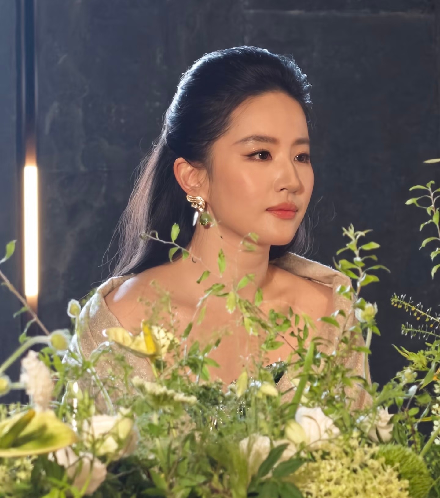 刘亦菲鼻基底太会长了 什么叫美人在骨不在皮，看女神刘亦菲就懂了。面部一枝花，全靠
