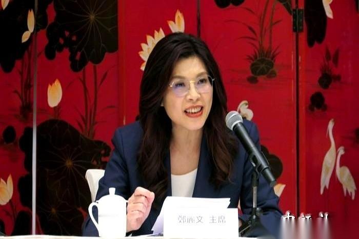 国民党主席郑丽文前脚刚离开大陆，后脚就订了飞美国的机票。
六月，洛杉矶、旧金山、