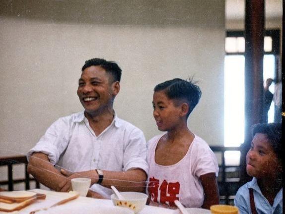 该组照片为1943年“建丰同志”在江西省“赣州市”陪同保育院孩子们的真...