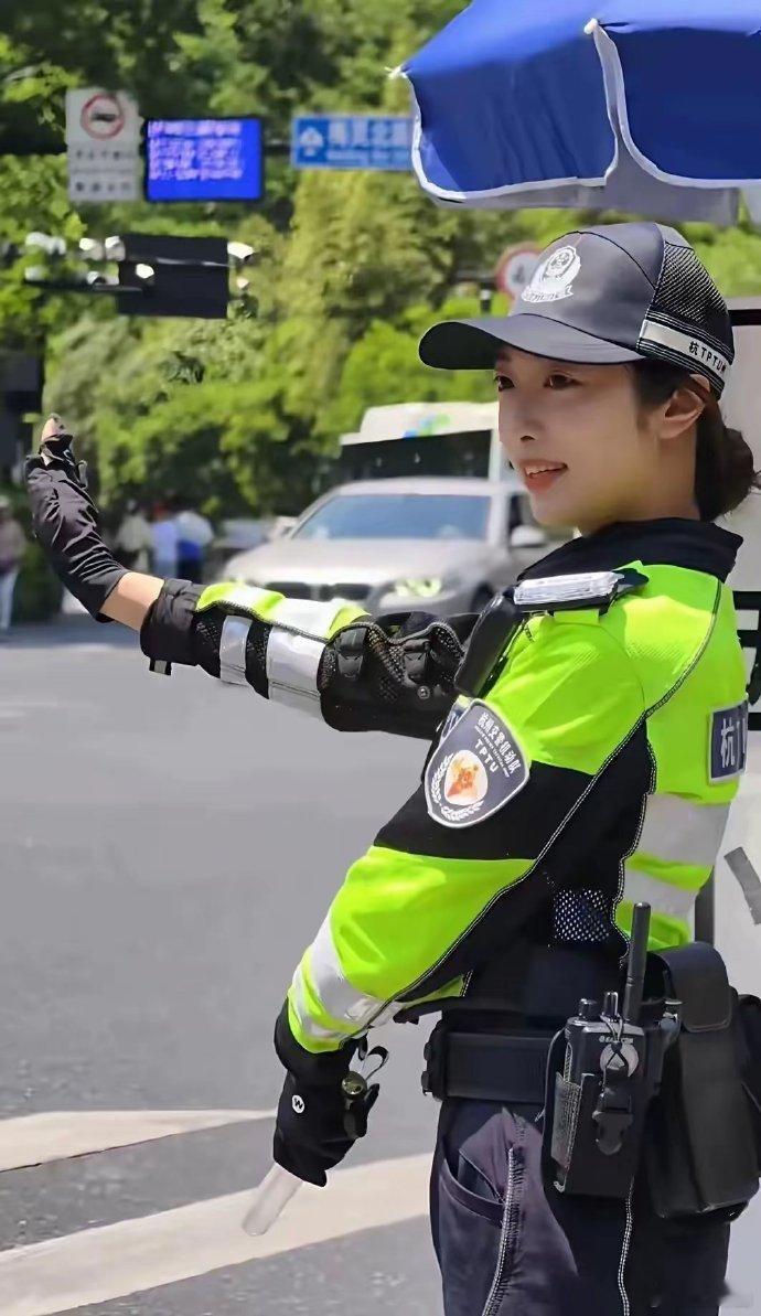 五一青岛海边邂逅李语蔚，脱下警服的她，尽显甜妹气质，颜值出众超吸睛。 ​​​