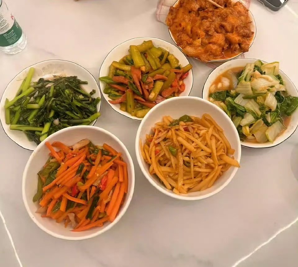 侯明昊和孔雪儿被爆偷偷恋爱快3年了，有粉丝发了许多二人在一起的证据，还有整理好的