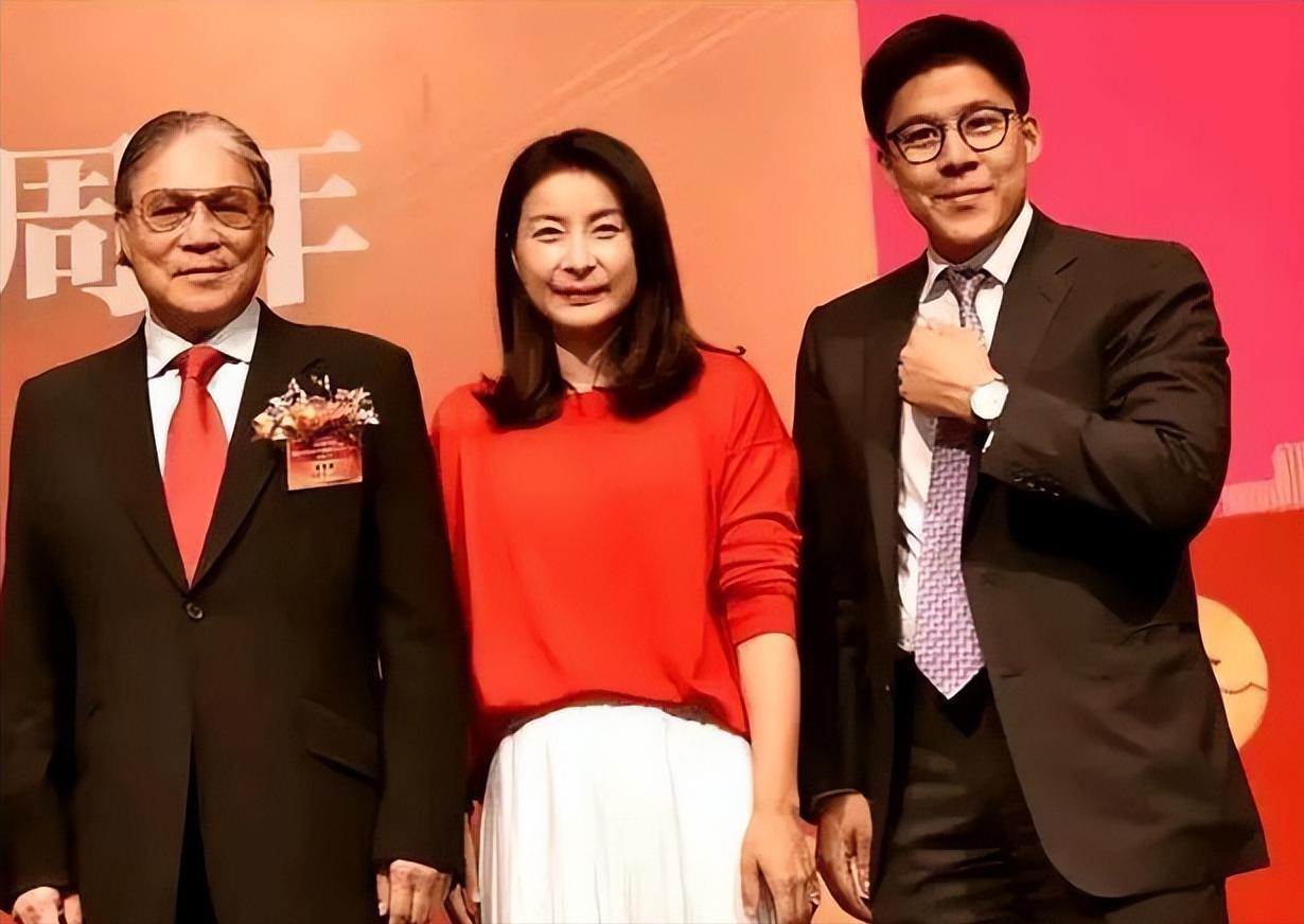 摊牌了！结婚13年，郭晶晶再次迎来喜讯，原来霍震霆当年没说错。
 
2025年1