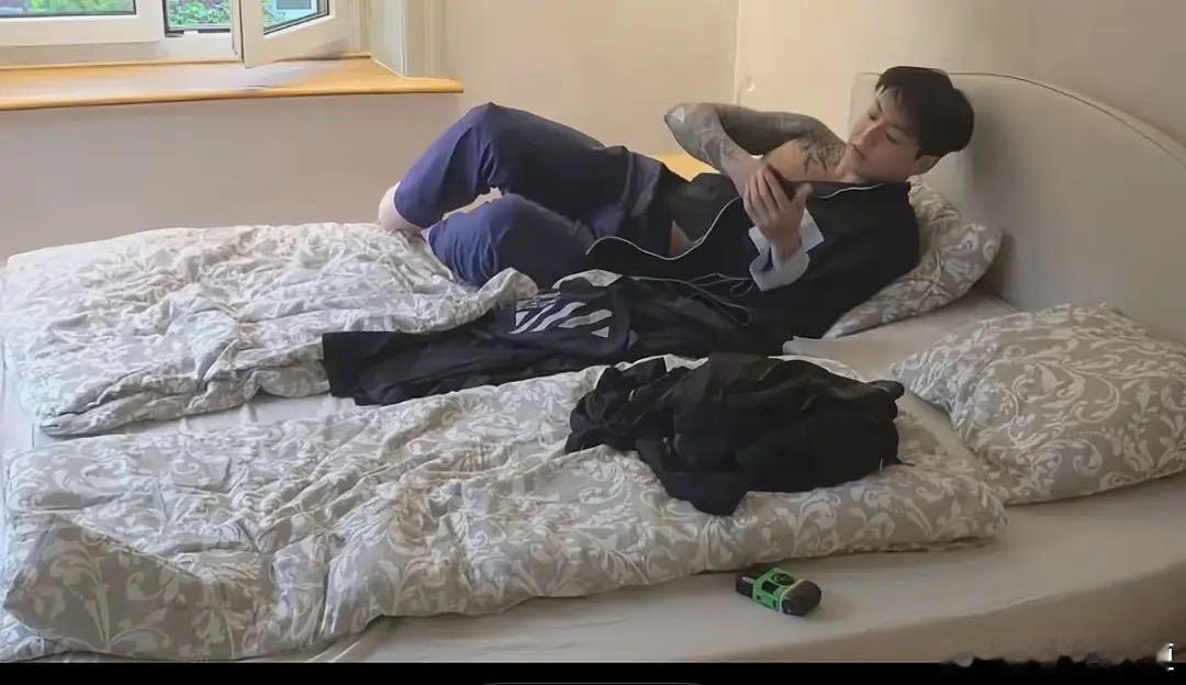 BTS综艺节目画面释出，看来我们家柾国把三只小狗和自己的爱情都保护得很好呢 '͜