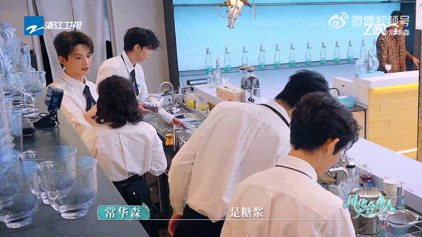 常华森做特调做一杯赔一杯常华森真的踏出舒适区了，从躲厕所背词的社恐，到直面客人调