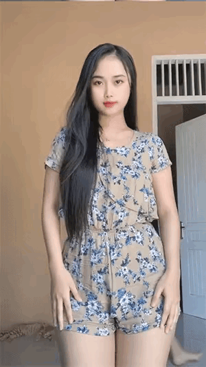 1：年轻女孩子千万不要选择穿碎花裙，因为穿上以后确实很显老。