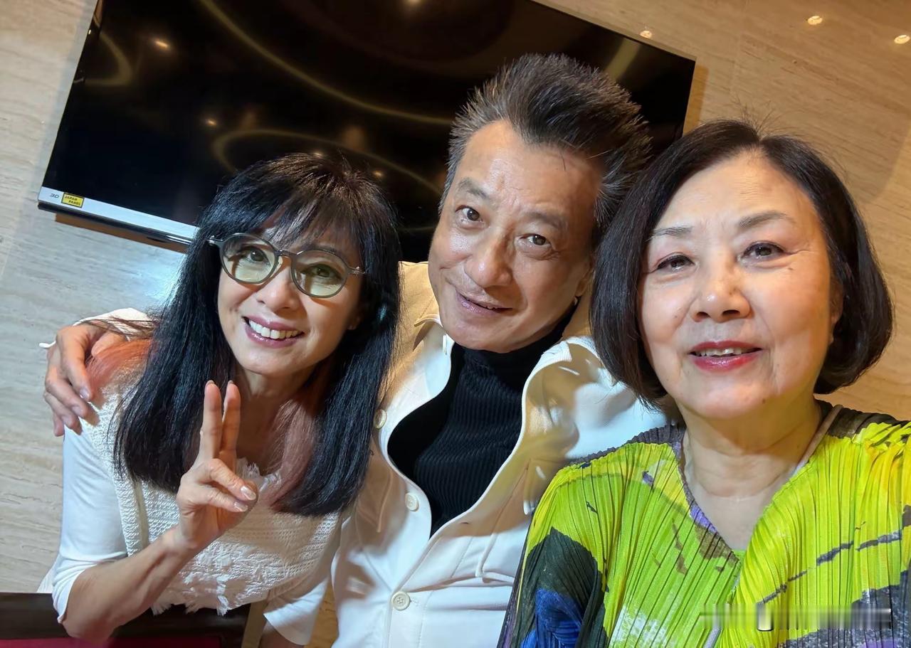 陪伴我们从小到大的港星们现在也都老了，看着他们的相聚合影也很感慨，曾经的容颜虽然