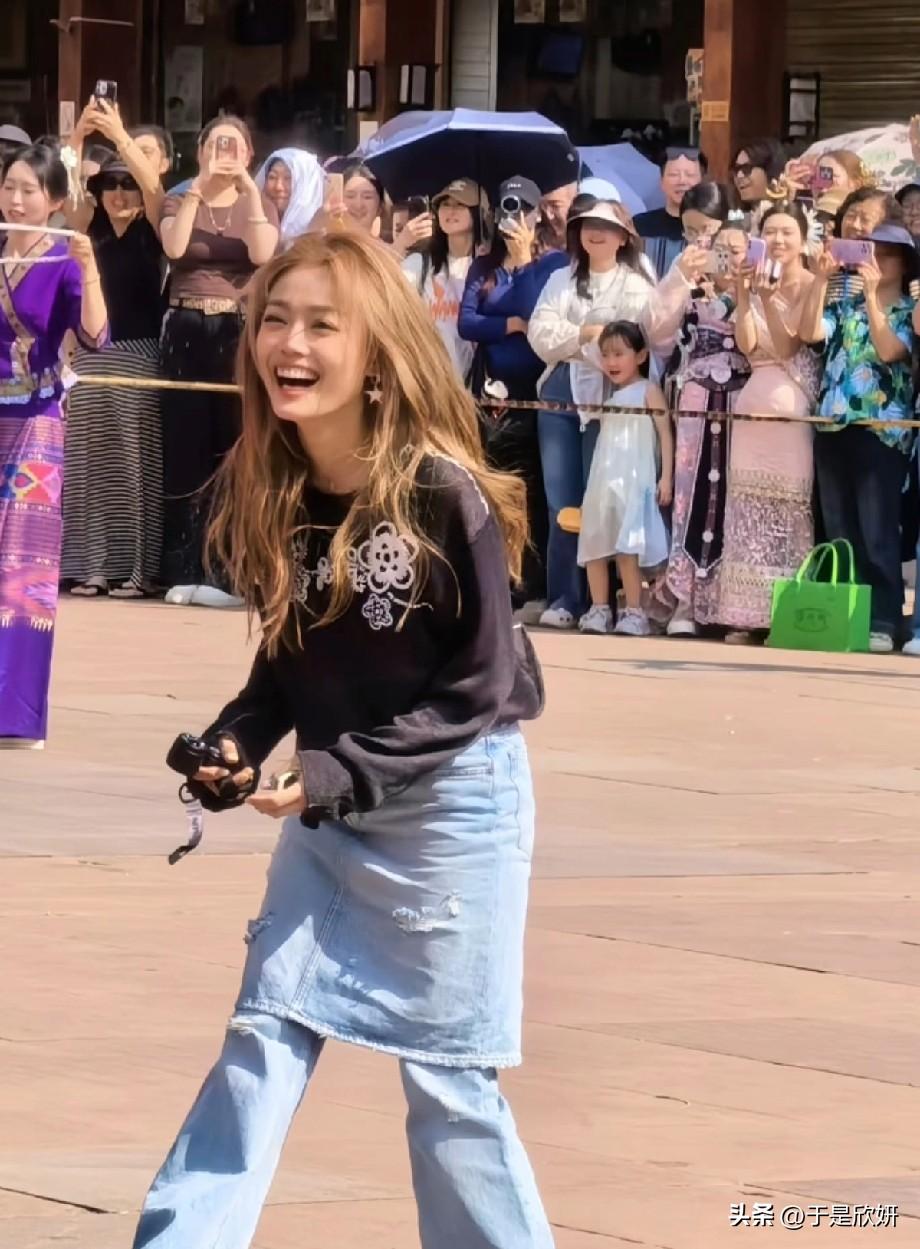 容祖儿云南路透笑到劈叉！牛仔裤套牛仔裙，网友：这是“随地大小舞”本人吧

谁懂啊