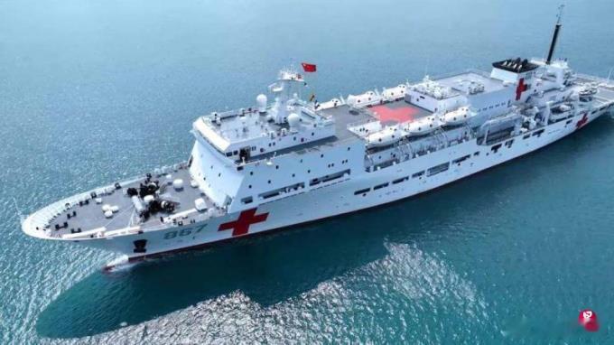 海军第二艘万吨医院船“丝路方舟”号7月10日从湛江解缆起航，开赴包含永暑礁在内的