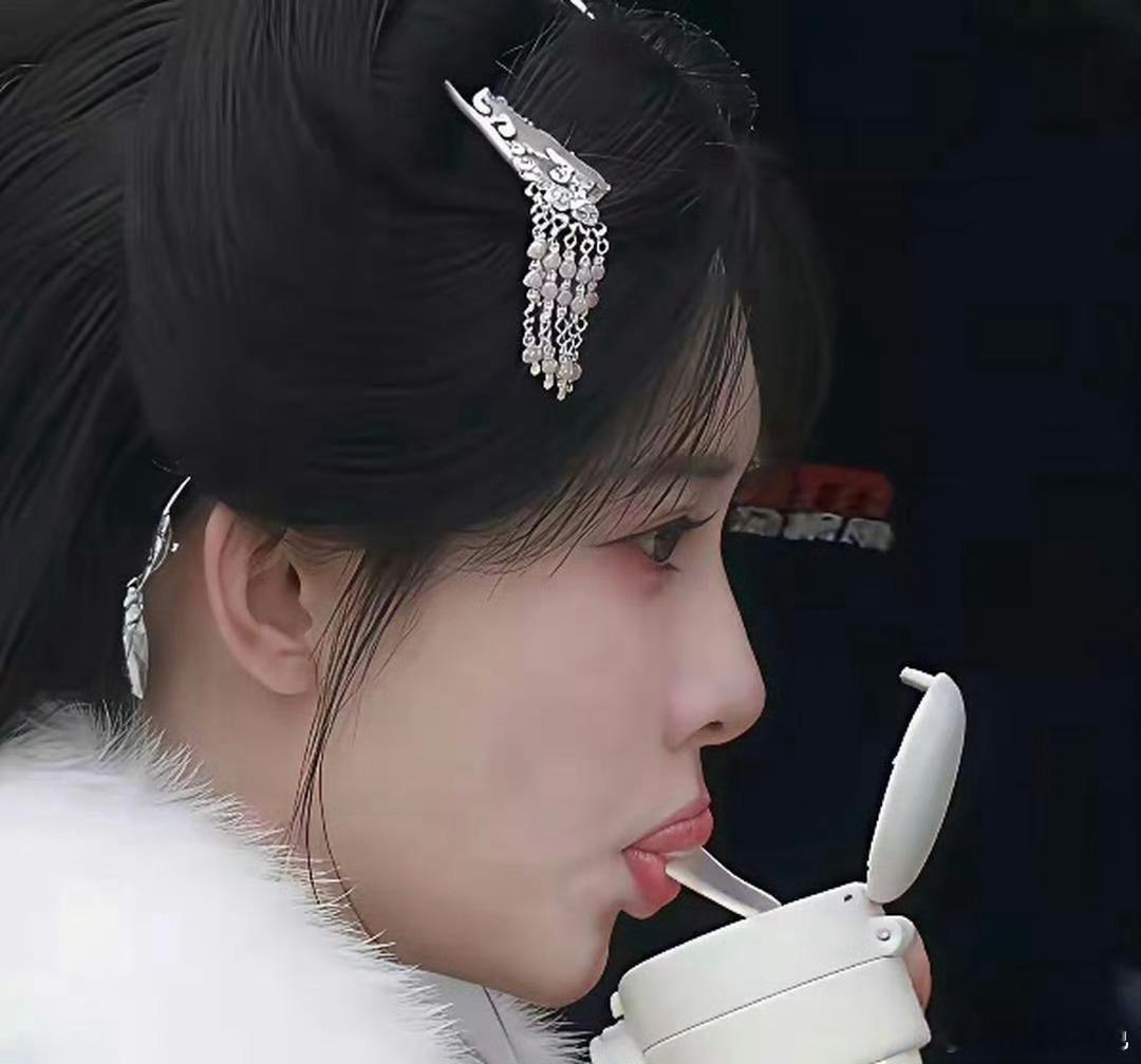 孟子义又要崩溃了，一张吻戏剧照让人误会她伸舌头了，结果现在全网都在看她嘴珠子！ 