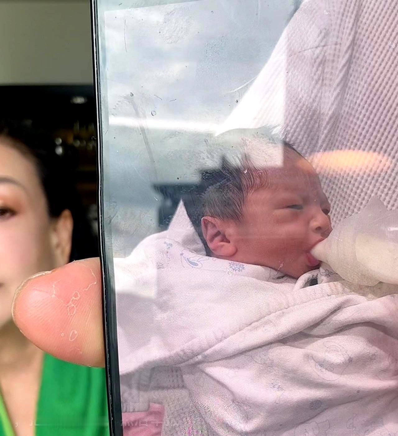 少爷变奶爸？汪小菲深夜喂奶手法惊到亲妈。张兰偷拍视频里，他手腕一转一搓消气泡，奶